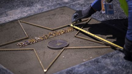 L'étoile de Donald Trump sur le Walk of Fame à Hollywood est réparée après avoir été détruite, le 25 juillet 2018. (DAVID MCNEW / AFP)