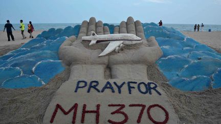 Une sculpture de sable d&eacute;di&eacute;e &agrave; l'avion de la Malaysia Airlines disparu, sur la plage de Puri (Inde), le 13 mars 2014. (ASIT KUMAR / AFP)