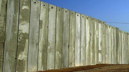 «Clôture de sécurité» pour Israël, «mur de l’apartheid » pour les Palestiniens...Quel que soit le nom qu’on lui donne, cette construction commencée en 2002, sur décision d'Ariel Sharon, reste très contestée par la communauté internationale.

La Cour internationale de justice de La Haye ainsi que l'Assemblée générale de l'ONU considèrent cette barrière comme illégal et demandent sa destruction. Plus de 400 km (sur les 700 km prévus) sont déjà achevés. (AFP PHOTO YOAV LEMMER )