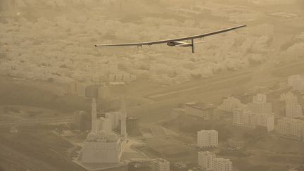 Le Solar Impulse 2, avion fonctionnant &agrave; l'&eacute;nergie solaire, passe au-dessus d'Ahmedabad (Inde) lors de son tour du monde, le 10 mars 2015. (JEAN REVILLARD / REUTERS)