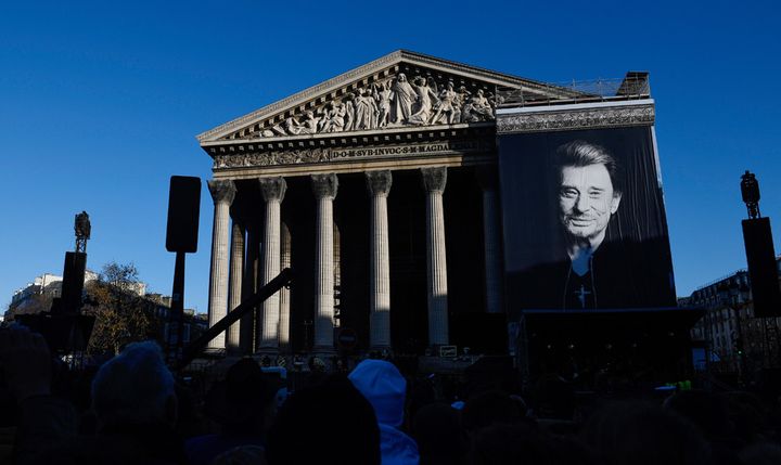 De nombreux fans attendent à l'église de la Madeleine où un portrait géant de la star est affiché (9 décembre 2017)
 (Éric Feferberg / AFP)