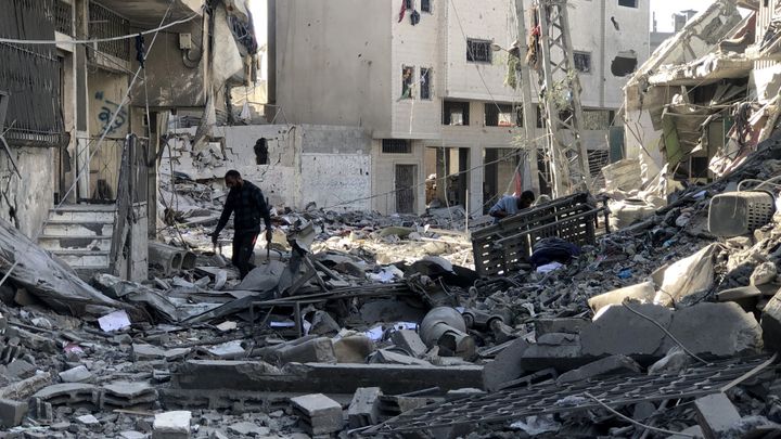 Des personnes inspectent les dégâts et retirent des objets de leurs maisons à la suite de frappes aériennes israéliennes le 29 octobre 2024 à Beit Lahia, Gaza. (KHALIL RAMZI ALKAHLUT / ANADOLU)