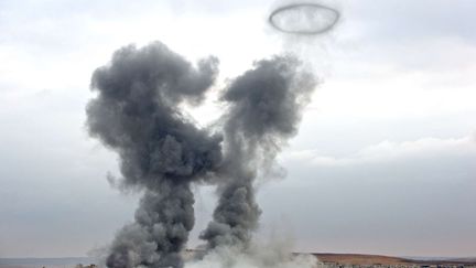 De la fum&eacute;e s'&eacute;l&egrave;ve de Kobani (Syrie) apr&egrave;s une frappe a&eacute;rienne de l'arm&eacute;e am&eacute;ricaine, le 17 novembre 2014. (VADIM GHIRDA / AP / SIPA)