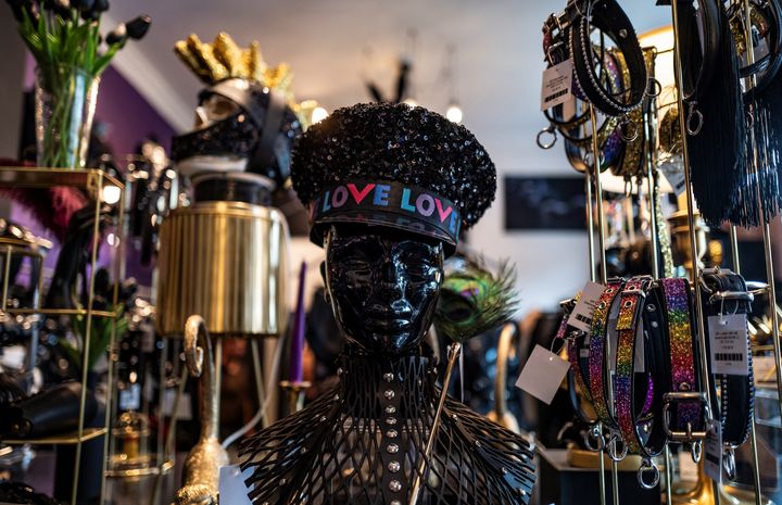 Accessoires dans la boutique de Schwarzer Reiter à Berlin, en Allemagne, le 18 juillet 2023 (JOHN MACDOUGALL / AFP)