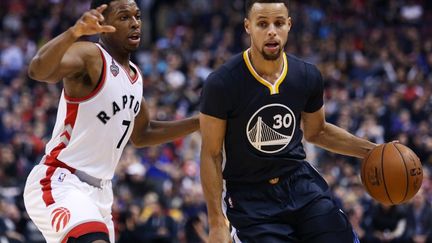 Stephen Curry face à Kyle Lowry (VAUGHN RIDLEY / GETTY IMAGES NORTH AMERICA)