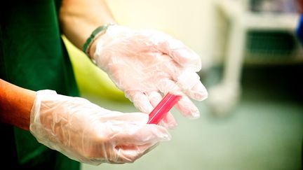 Un pr&eacute;l&egrave;vement d'ovocytes r&eacute;alis&eacute; au service de chirurgie gyn&eacute;cologique de l'h&ocirc;pital Antoine-B&eacute;cl&egrave;re (Hauts-de-Seine). (L. SOUCI / BSIP/AFP)