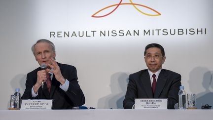 Le PDG de Renault, Jean-Dominique Senard, et son homologue de Nissan,&nbsp;Hiroto Saikawa, donnent une conférence de presse, le 12 mars 2019 à Yokohama (Japon). (ALESSANDRO DI CIOMMO / NURPHOTO / AFP)