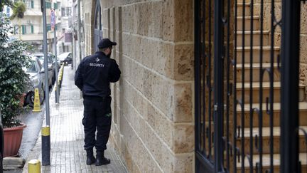 Un agent de sécurité devant une maison qui appartiendrait à&nbsp;Carlos Ghosn située dans un quartier riche de la capitale libanaise, Beyrouth, le 31 décembre 2019. (ANWAR AMRO / AFP)