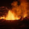 De la lave en fusion sort d'une fissure, à quelques kilomètres de la ville de Grindavik, en Islande, le 19 décembre 2023. (KRISTINN MAGNUSSON / AFP)