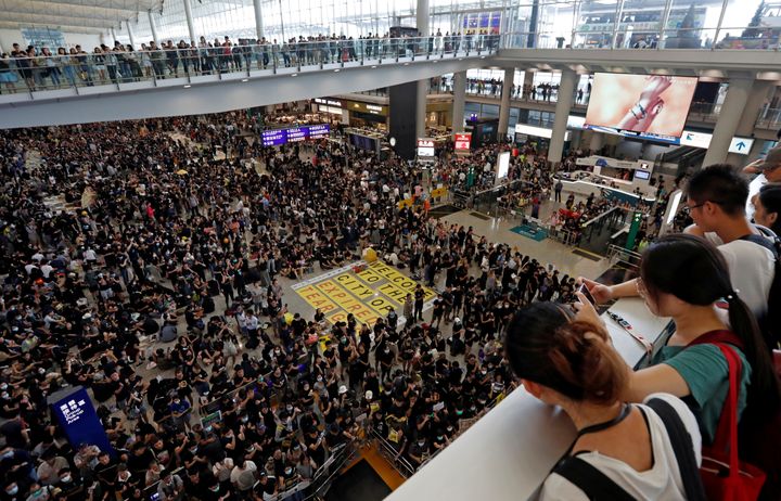 Des manifestants pro-démocratie participent à un sit-in à l'aéroport international de Hong Kong, le 10 août 2019. (ISSEI KATO / REUTERS)