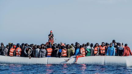 Des dizaines de migrants à bord d'une embarcation pneumatique flottant dans les eaux méditerranéennes au large de la côte nord-est de la Lybie, le 27 avril 2021.
 (FLAVIO GASPERINI / SOS MEDITERRA / MAXPPP)