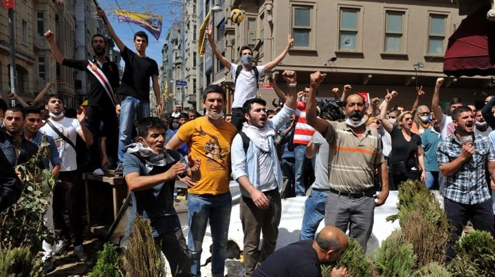 Des manifestants chantent des slogans anti-gouvernementaux &agrave; Istanbul (Turquie), le 1er juin 2013. (OZAN KOSE / AFP)