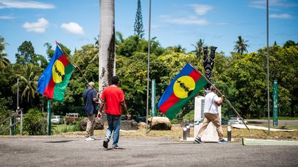 Des militants du Front de libération nationale kanak et socialiste (FLNKS) en Nouvelle-Calédonie, le 1er décembre 2021.&nbsp; (DELPHINE MAYEUR / HANS LUCAS / AFP)