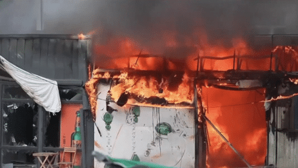 Mercredi 6 septembre, une frappe présumée russe a tué 17 civils sur un marché de la ville de Kostiantynivka, dans le Donetsk (Ukraine). Une trentaine de personnes ont également été blessées. Sur place, les habitants sont consternés. (France 2)