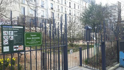 Derrière les grilles de ce square du quartier de la Goutte-d’Or, dans le XVIIIe arrondissement de Paris, des mineurs isolés basculent dans la toxicomanie. (JÉRÔME JADOT / RADIO FRANCE)