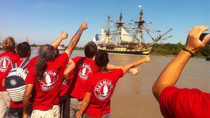 &nbsp; (L'Hermione saluée par les volontaires qui n'embarquent pas cette fois © Grégoire Lecalot)