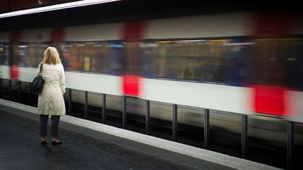 Femme sur un quai du RER à Paris (MARTIN BUREAU / AFP)