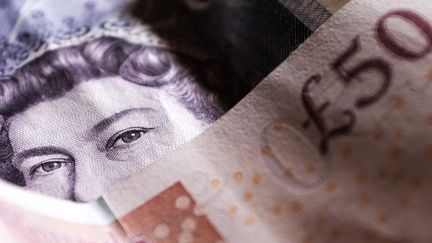 De la monnaie&nbsp;britannique avec le visage d'Elizabeth II, photographié à Londres (Royaume-Uni), le 17 janvier 2021. (ALBERTO PEZZALI / NURPHOTO / AFP)