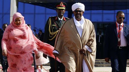 Le président soudanais Omar al-Béchir et la Première dame Widad Babiker Omer, à Khartoum, le 24 décembre 2017. (ASHRAF SHAZLY/AFP)