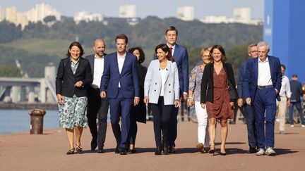 La maire de Paris, membre du Parti socialiste français (PS) Anne Hidalgo (C) entourée d'élus PS, à Rouen, le 12 septembre 2021. (THOMAS SAMSON / AFP)