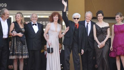 Alain Resnais à Cannes (mai 2009) entouré de Michel Vuillermoz, Jean-Louis Livi, Sabine Azéma, André Dussolier, Emmanuelle Devos et Anne Consigny (de gauche à droite)
 (Anne-Christine Poujoulat / AFP)