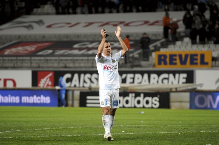 Bruno Cheyrou remercie le public du V&eacute;lodrome apr&egrave;s la victoire (2-1) face &agrave; Lorient, le 17 d&eacute;cembre 2011. (CYRIL SOLLIER / MAXPPP)