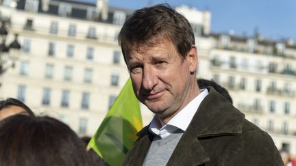 Yannick Jadot, le candidat EELV à la présidentielle,&nbsp;lors d'un&nbsp;rassemblement pour le climat sur le parvis de l'hôtel de ville de Paris, le 6 novembre 2021.&nbsp; (SERGE TENANI / HANS LUCAS / AFP)