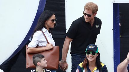 SEPTEMBRE 2017 - Il assiste avec sa petite amie, l’actrice Meghan Markle, à un match de tennis fauteuil lors des Invictus Games, à Toronto, au Canada. Jamais ils ne s’étaient montrés aussi proche en public. (MARK BLINCH / REUTERS)