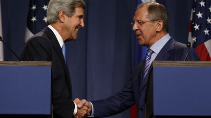 Le secr&eacute;taire d'Etat am&eacute;ricain John Kerry et son homologue russe Sergue&iuml; Lavrov, &agrave; Gen&egrave;ve (Suisse), le 12 septembre 2013.&nbsp; (LARRY DOWNING / REUTERS)