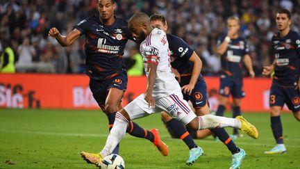 Alexandre Lacazette, passeur et buteur pour Lyon face à Montpellier, pour le compte de la 12e journée de Ligue 1, samedi 22 octobre. (SYLVAIN THOMAS / AFP)