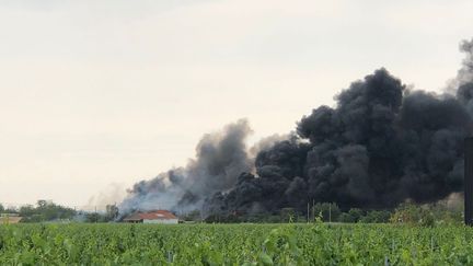 A tire fire broke out on Sunday at the end of the day in Colmar.  (GUILLAUME CHHUM / RADIO FRANCE)