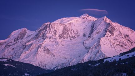 Le massif du Mont-Blanc vu depuis Combloux, en Haute-Savoie, le 15 février 2019. (CHRISTOPHE SUAREZ / BIOSPHOTO / AFP)