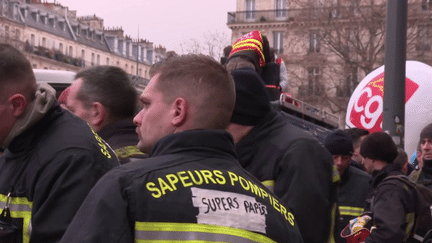 Une nouvelle journée de mobilisation contre la réforme des retraites est prévue, le mardi 31 janvier, ont annoncé les syndicats. Parmi les professions mobilisées, les policiers et les pompiers. Sont-ils prêts à aller jusqu’au bout ? (FRANCEINFO)