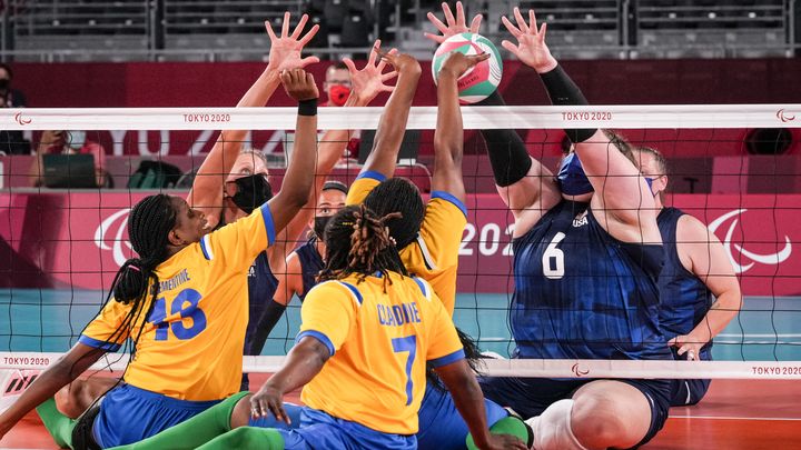 Un match de volley-ball assis entre les Etats-Unis et le Rwanda lors des Jeux paralympiques de Tokyo, le 28 août 2021, au Japon. (YASUYOSHI CHIBA / AFP)