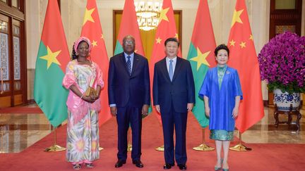 Le président burkinabè Christian Kabore et sa femme reçus à Pékin&nbsp;par le président Xi Jinping et son épouse. Le Burkina a été l'un des derniers pays africains à rompre ses relations diplomatiques avec Taïwan (en 2018). Photo prise le 31 août 2018.&nbsp; (LI XUEREN / XINHUA / Xinhua via AFP)