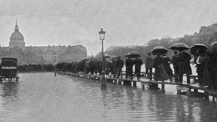 L'esplanade des Invalides est complètement noyée lors de l'inondation de 1910.&nbsp; (COLLECTION YLI / SIPA)