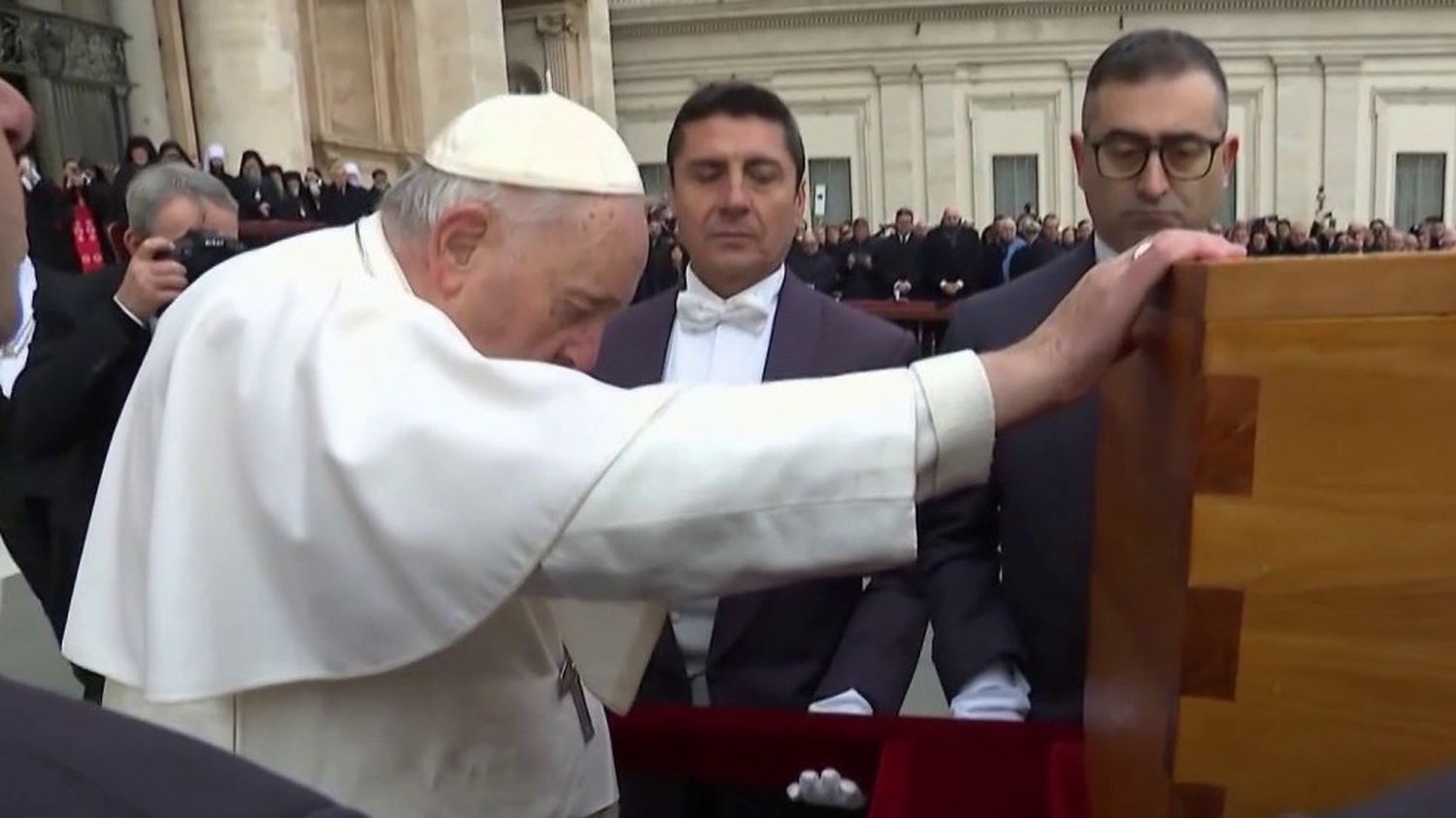 Obsèques De Benoît Xvi Un Dernier Hommage Des Catholiques à Lancien Pape 