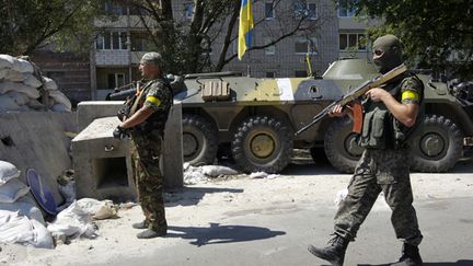 &nbsp; (Les forces ukrainiennes à un checkpoint à Donetsk vendredi. © REUTERS/Valentyn Ogirenko)