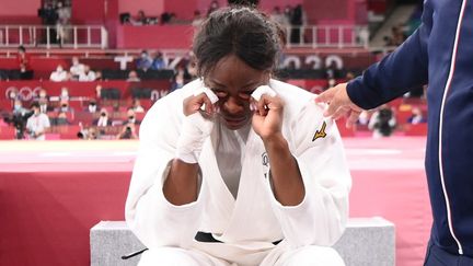 Madeleine Malonga en larmes après sa défaite en finale des -78 kg. La Française se console avec la médaille d'argent.