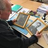 Marcel Bonnevalle, le&nbsp;maire de Cahagnes (Calvados), le 23 mai 2019 dans sa mairie, qui possède deux portraits du soldat James Marshall-Cornwall. (SIMON GOURMELLET / FRANCE INFO)