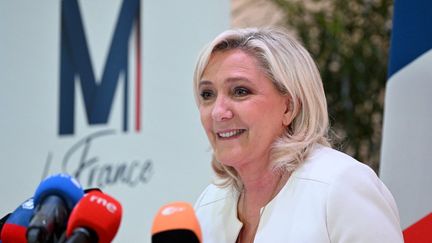 Marine Le Pen lors d'une conférence de presse à Paris, le 13 avril 2022. (EMMANUEL DUNAND / AFP)