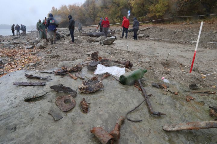 Des objets du XVIIIe siècle retrouvé dans le Danube asséché (Hongrie), le 25 octobre 2018. (FERENC ISZA / AFP)