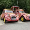 Les mythiques 2CV Cochonou, stars de la caravane du Tour de France depuis 1999. (AH)