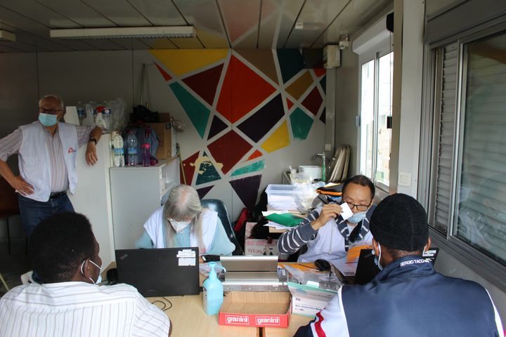 Un entretien avant une vaccination à la permanence de Médecins sans frontières, le 28 juillet 2021 à Paris. (PAOLO PHILIPPE / FRANCEINFO)