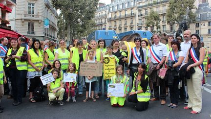 Des membres des Gilets jaunes, collectif oppos&eacute; &agrave; la r&eacute;forme des rythmes scolaires, lors d'une manifestation le 6 septembre 2014 &agrave; Paris. (VIOLAINE JAUSSENT / FRANCETV INFO)