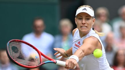 L'Allemande Angelique Kerber en défense face à Ashleigh Barty, en demi-finale de Wimbledon, le 8 juillet 2021. (GLYN KIRK / AFP)