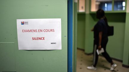 Une pancarte indique que des épreuves du baccalauréat sont en cours&nbsp;au lycée Maurice-Ravel, à Paris, en juin 2018. (STEPHANE DE SAKUTIN / AFP)