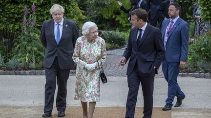 La&nbsp;reine Elizabeth II et Emmanuel Macron, lors du sommet du G7 en Angleterre, en 2021. (JACK HILL / POOL)