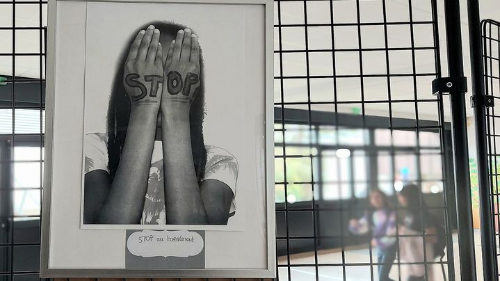 Dans le hall de collège de Haute-Garonne, il y a une exposition de photographies sur le harcèlement. Sous les cadres, les élèves ont écrit quelques mots importants : "stop au harcèlement", "estime de soi" ou encore "entraide". (BENJAMIN ILLY / RADIOFRANCE)