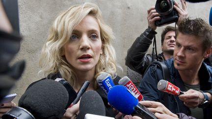 Marie Grimaud, avocate de l'association Innocence en danger, devant le tribunal de Riom (Puy-de-Dôme), lors du procès du meurtre de Fiona, le 16 novembre 2016. (THIERRY ZOCCOLAN / AFP)